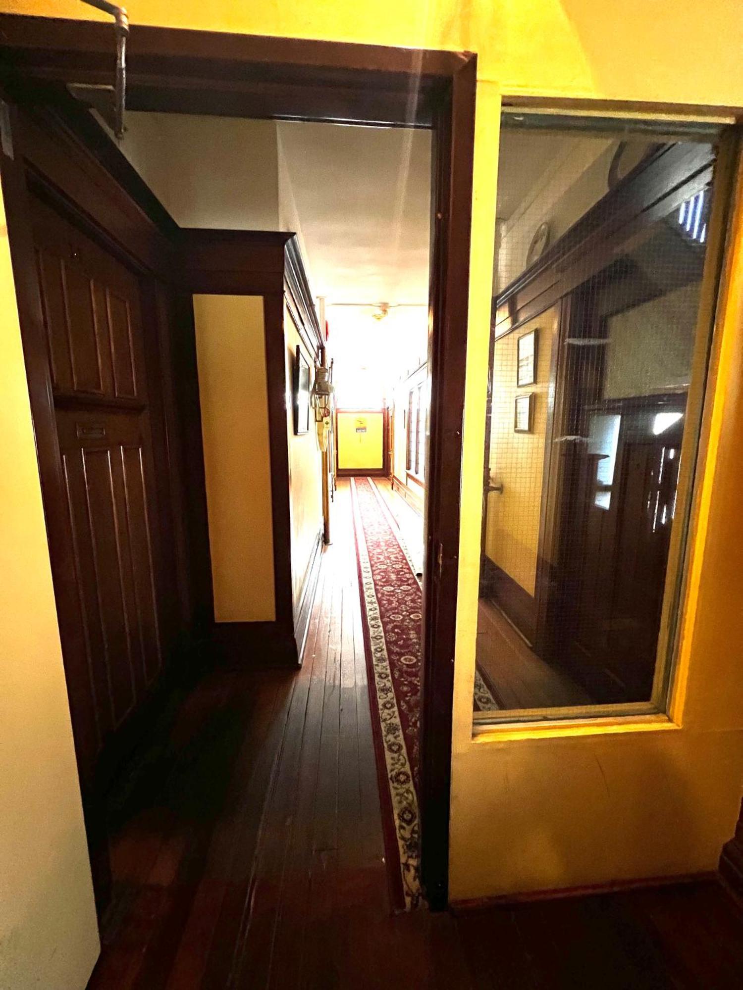 Arundel Mansions Hotel New Westminster Esterno foto